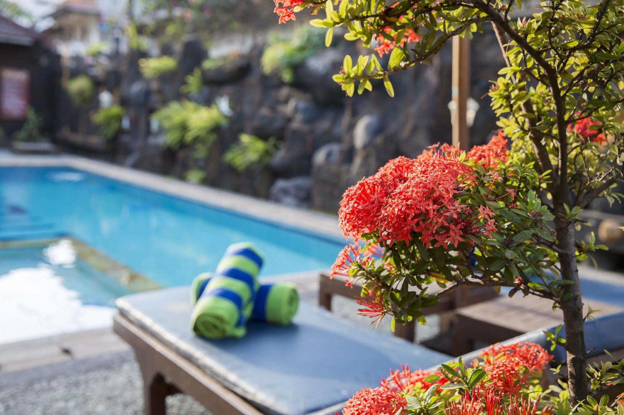 Surya Tropical Kuta Hotel กูตา ภายนอก รูปภาพ
